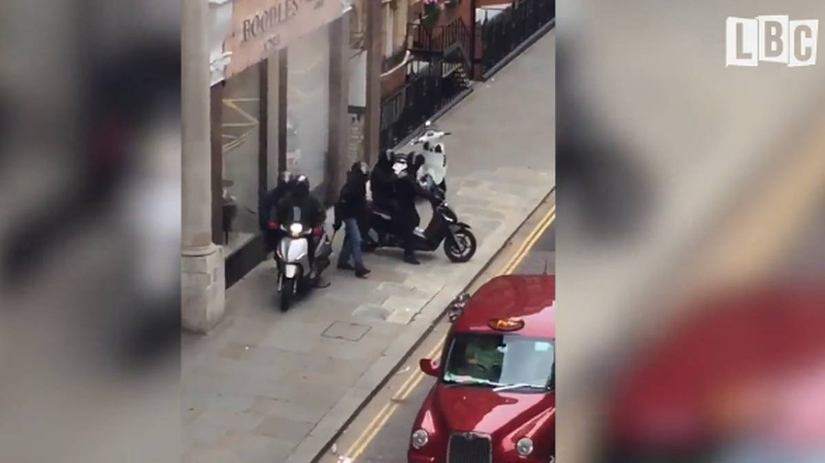 Moped Gang Smash Their Way Into Luxury Knightsbridge Jewellers | LBC