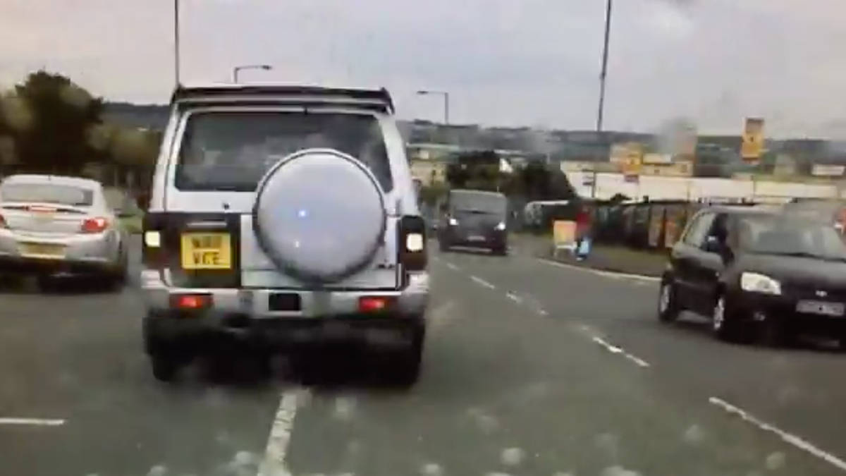 Shocking Moment Driver Deliberately Smashes Into Police Car On Busy ...